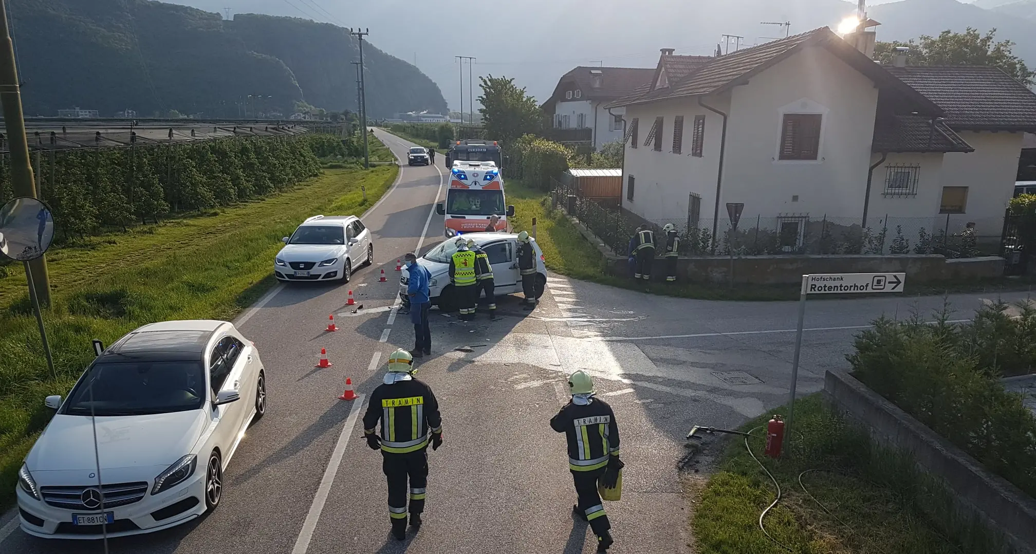 Termeno, scontro fra un’auto e un trattore: una persona è rimasta ferita