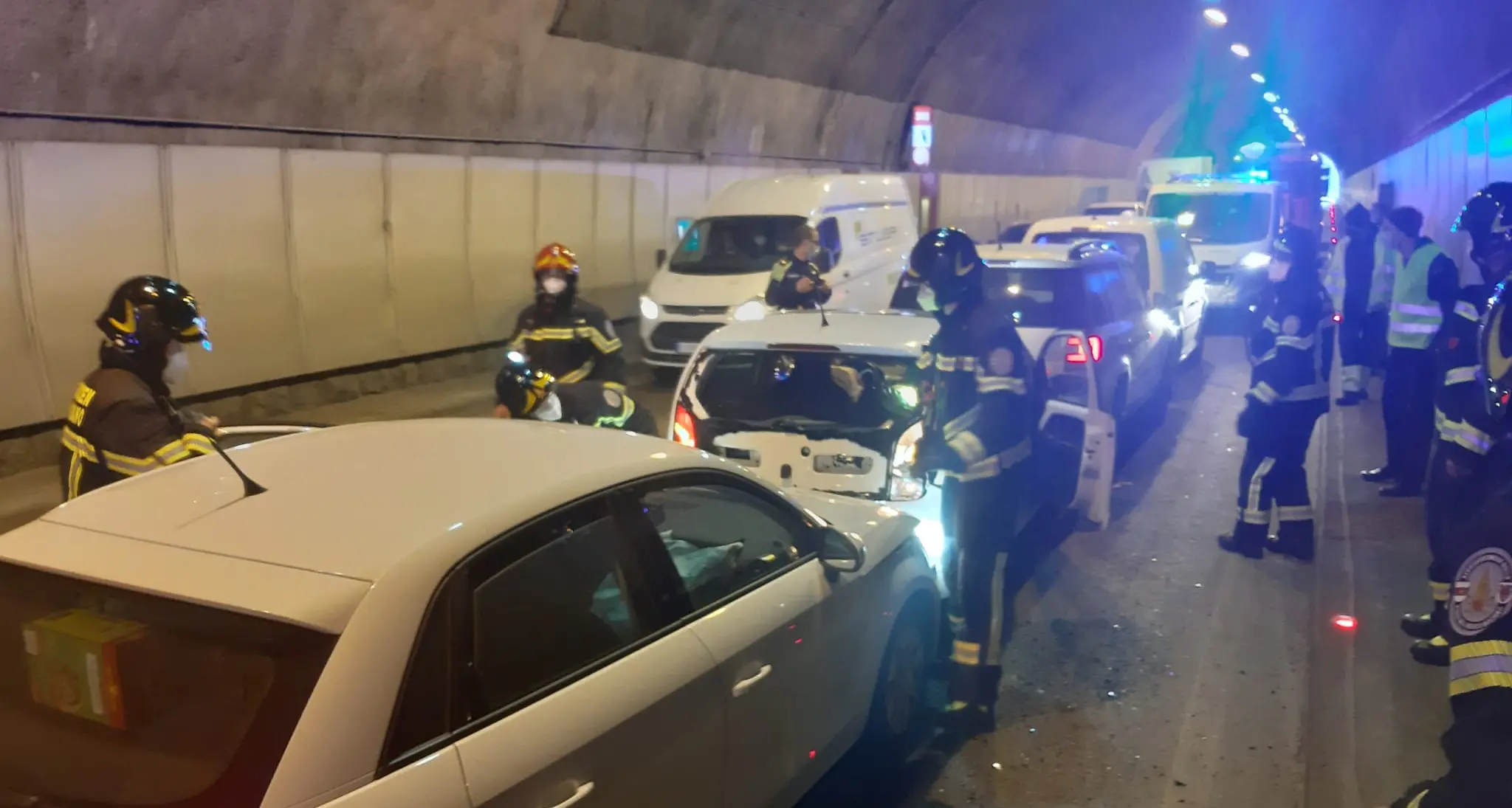 Tamponamento a catena, traffico bloccato nella galleria del Virgolo