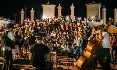 Comacchio, la città dei canali palcoscenico diffuso del Ferrara Buskers Festival