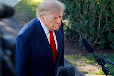 Trump attacca LeBron James, ha mancato di rispetto all'inno Usa, una vergogna