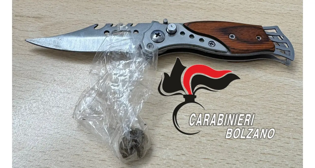 Laives, finisce nei guai per l’hashish e un coltello a scatto