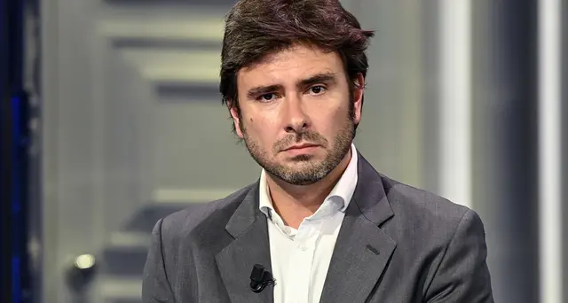 Assange: Di Battista, che vergogna M5s, ci pensa solo Ac