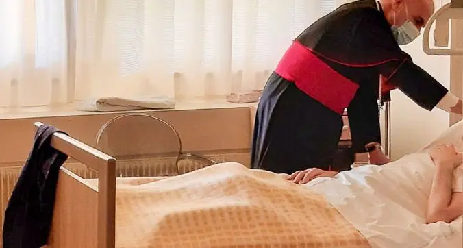 Il vescovo Muser in visita al Servizio hospice e cure palliative: «Qui il senso del Natale»