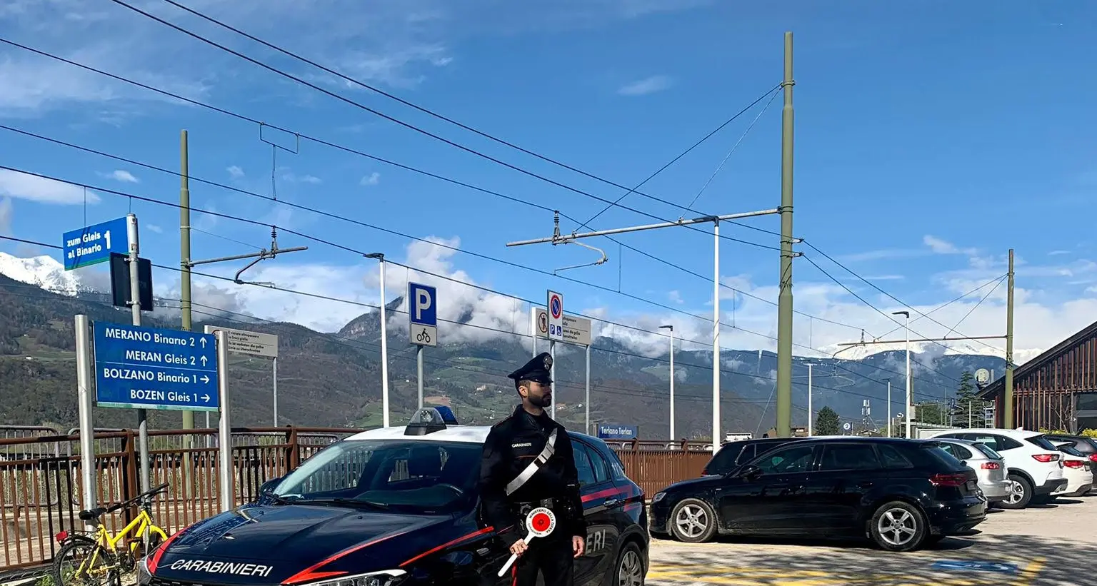 L’anziano lo rimprovera, il 27enne lo aggredisce: paura sul treno Bolzano-Merano