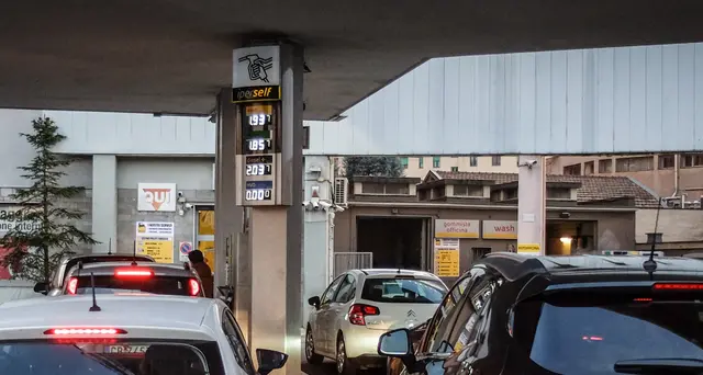 Benzina:Gdf, 2500 controlli a gennaio, 989 violazioni prezzi