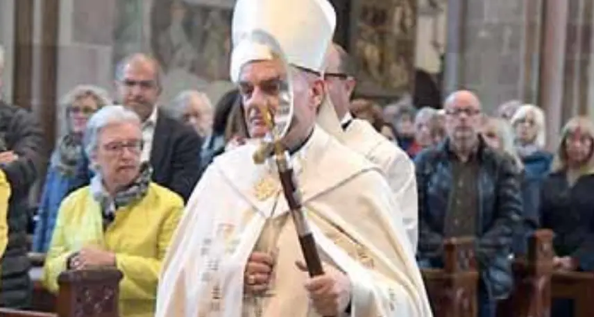 La preghiera dei bolzanini per papa Francesco nel duomo di Bolzano. Il vescovo Muser: «Grande tristezza»