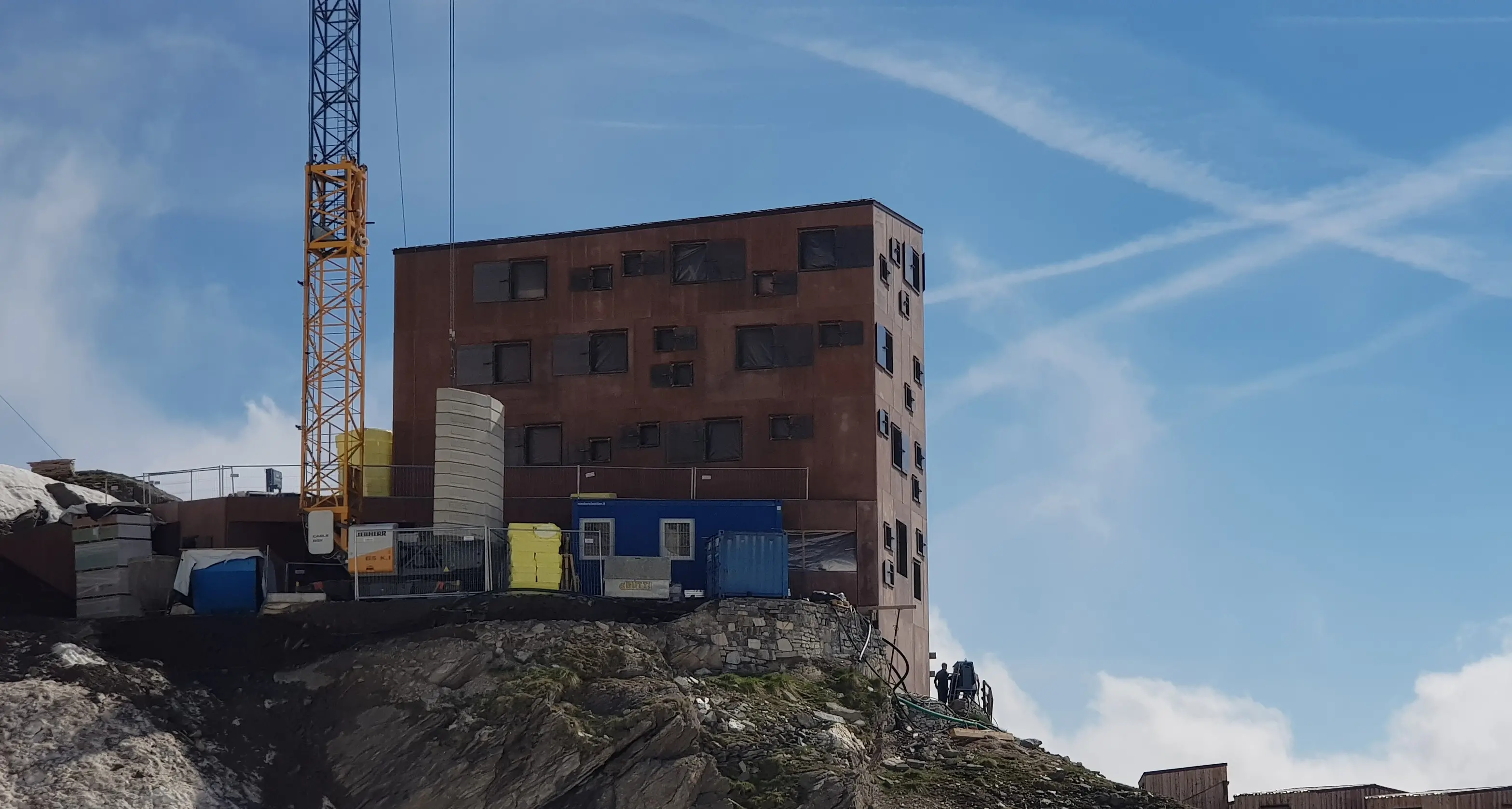 Distrutto da una valanga, rinasce il rifugio Petrarca: lavori in corso a 2.900 metri di quota