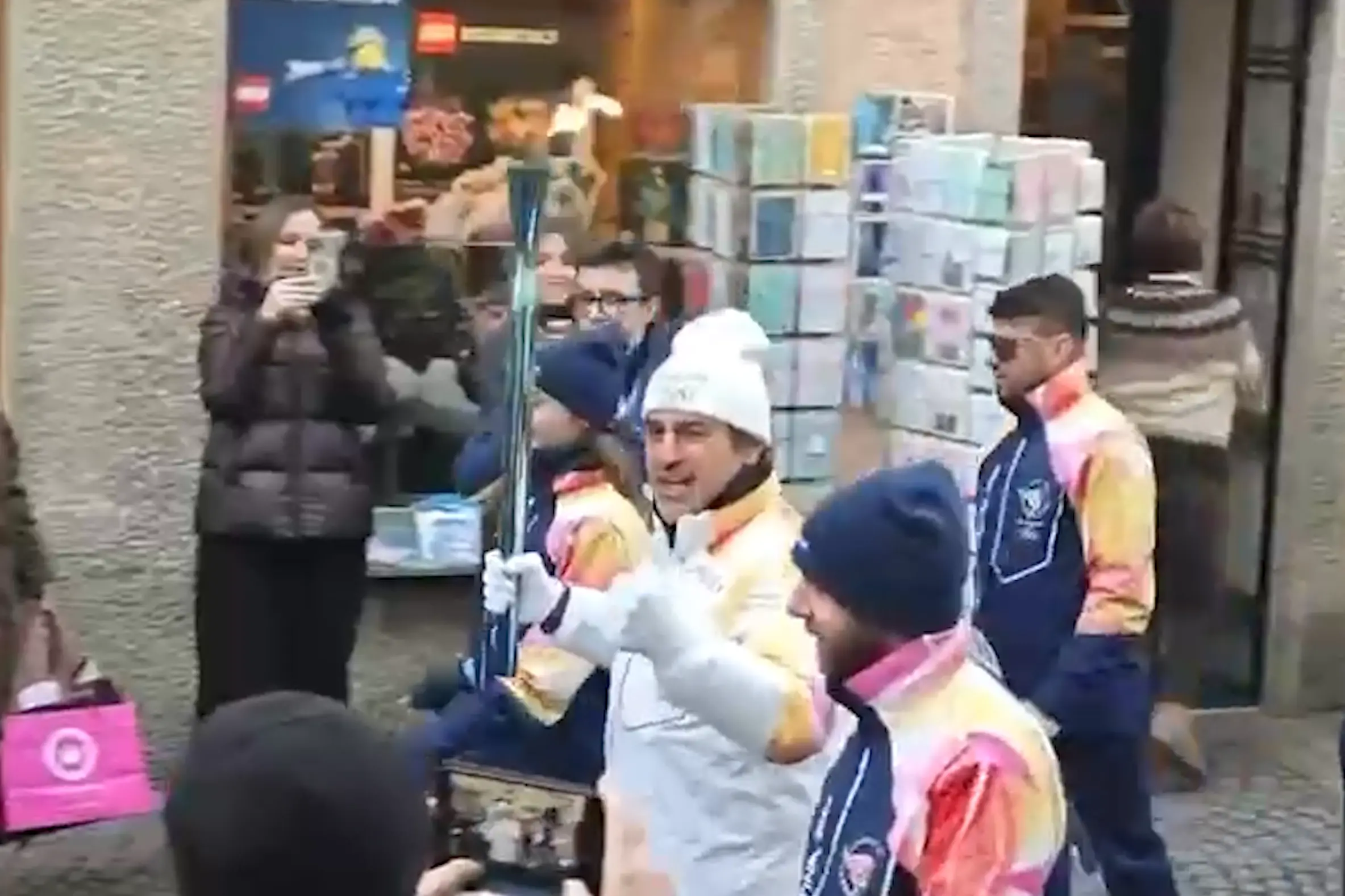Tutti pazzi per la fiaccola olimpica: a Bressanone Kristian Ghedina fa il pienone