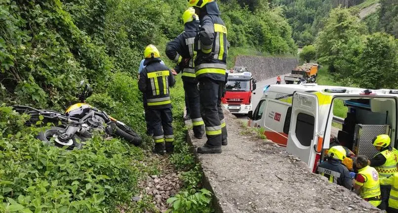 Sorpasso azzardato, scavlaca un muretto con la moto e si schianta a terra