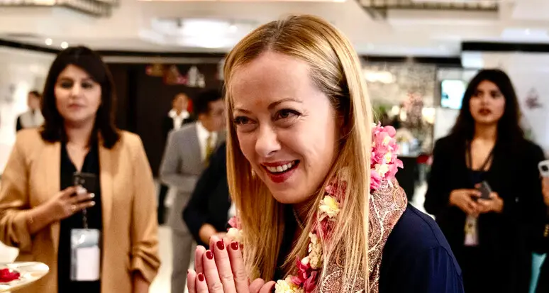 Giorgia Meloni a Delhi: in hotel giochi con ghirlande, yoga e gonne ricamate per la sua bimba