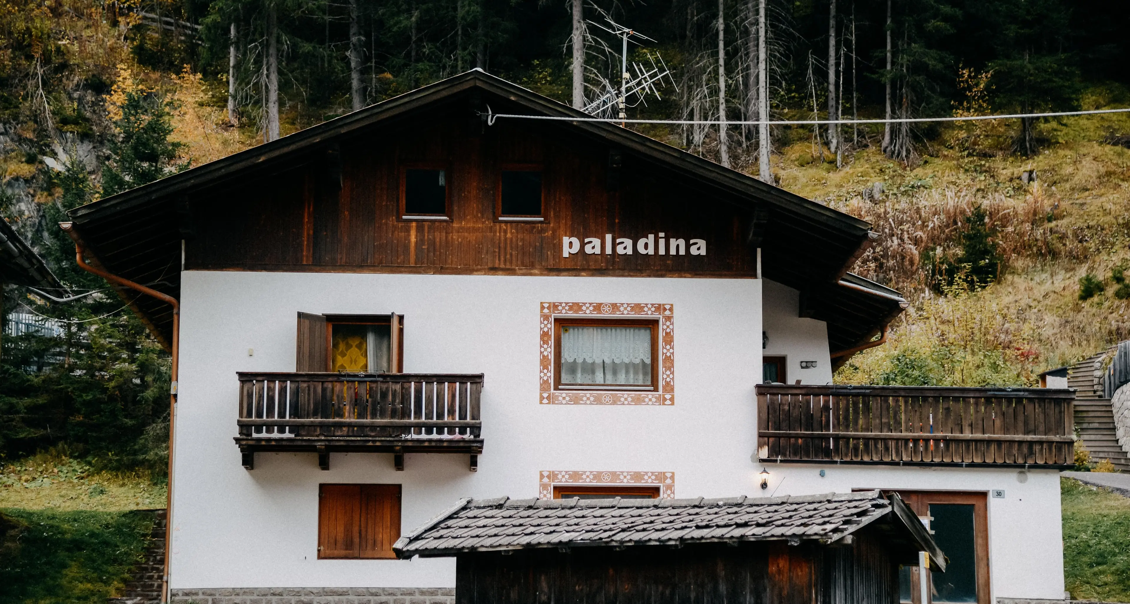 Cinque mesi da solo nei boschi della Val Gardena prima di aggredire il fratello