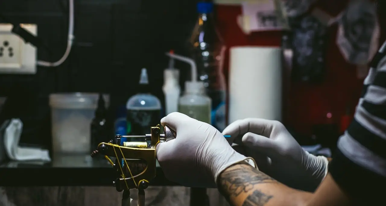 Tatuaggi e piercing, a Bolzano il corso per l’abilitazione sanitaria