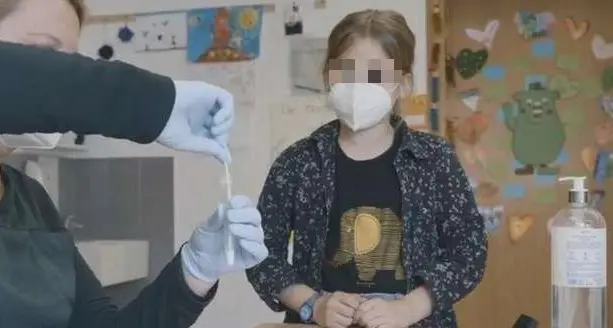 Tamponi a scuola, in Alto Adige scatta l’ultimatum dell’Asl: o si firma o lezioni solo in Dad
