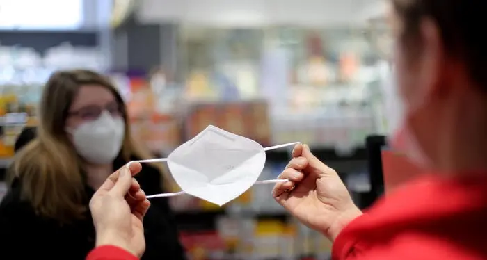 Covid, la svolta dell’Austria: niente quarantena per i positivi, devono solo indossare la mascherina Ffp2
