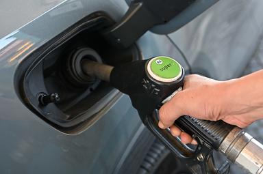 Mimit, prezzi dei carburanti in rialzo, benzina self a 2,039 euro