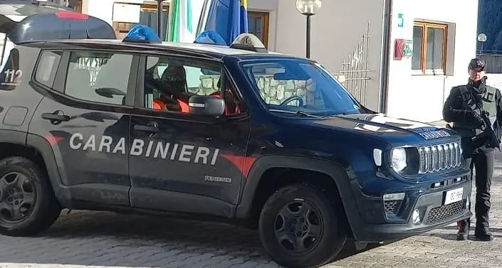 Renon, urta un’auto in un parcheggio e viene trovata ubriaca: patente ritirata e ammenda fino a 6000 euro