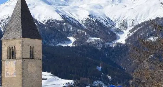 Malles, ignora il braccialetto elettronico e perseguita la ex: arrestato