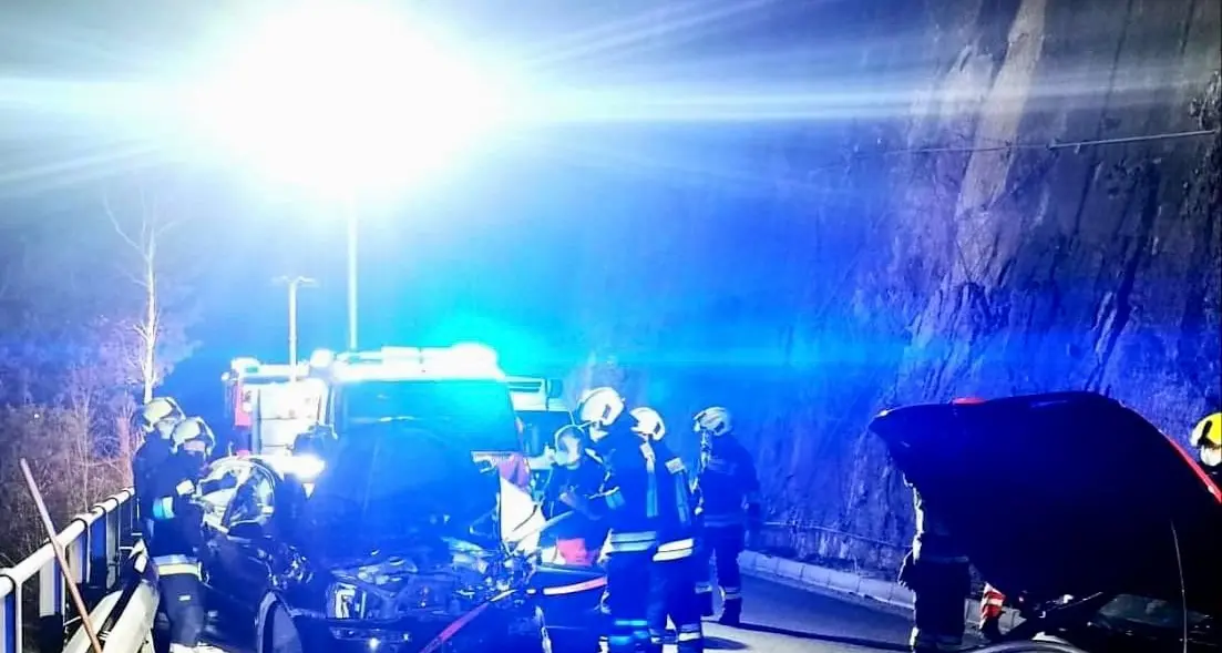 Frontale fra due macchine in Val d’Ega: quattro feriti portati in ospedale