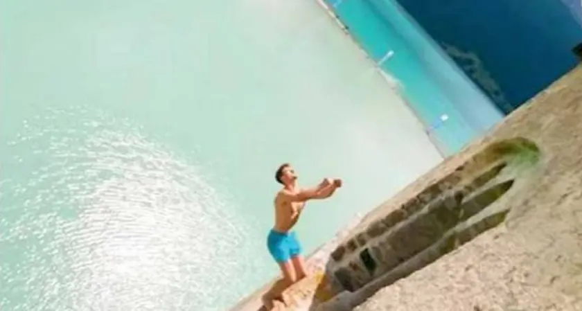 Si tuffa nelle acque del lago di Resia dal campanile di Curon