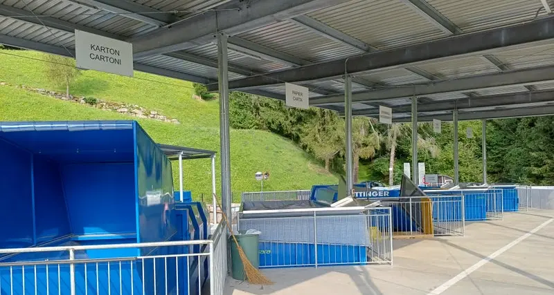Rifiuti, in Alto Adige centri presidiati e isole ecologiche: nuove regole e tempi certi