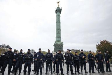 Scontri alla fine del corteo di Parigi, polizia con lacrimogeni e idranti
