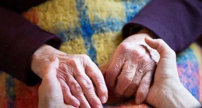 Sindacati, adeguare l'assegno di cura all'inflazione