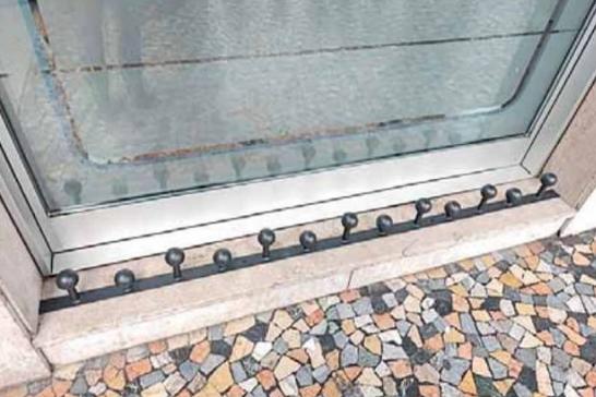 In piazza Mazzini i dissuasori metallici per impedire i “bivacchi”