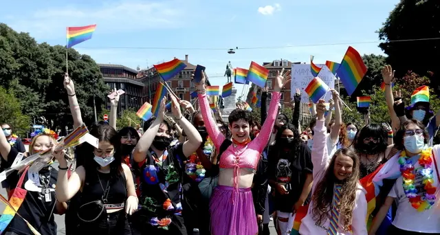 Pride: Milano diventa arcobaleno all'Arco della Pace