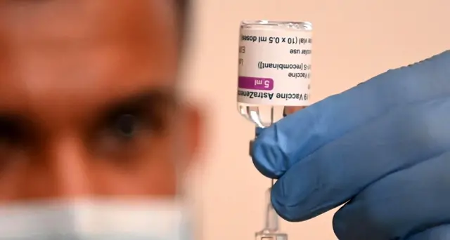 AstraZeneca: Ema precisa, forte legame vaccino-eventi rari