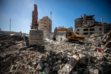 Sale a 21 morti, fra cui 12 bambini, il bilancio dell'edificio crollato a Gaza