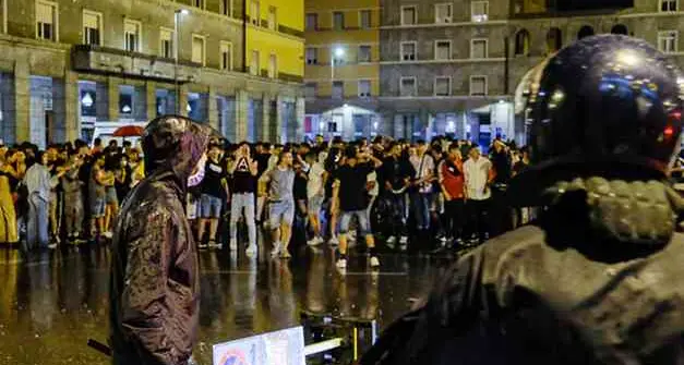 Stop alle bevande da asporto: la stretta del sindaco in vista di Italia-Belgio