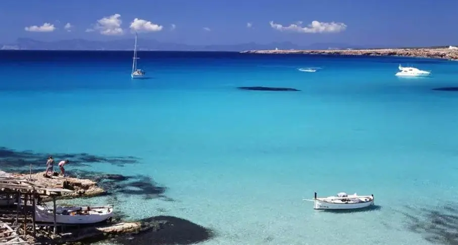 Donna italiana di 45 anni morta a Formentera: tra le ipotesi la violenza di genere