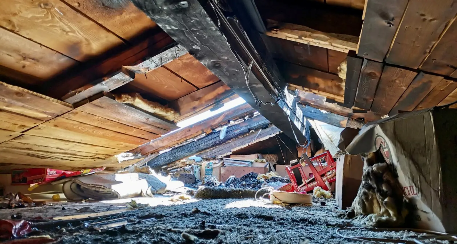 Allarme incendio a Valles: a fuoco il tetto di una casa