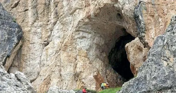 Ora-Trodena, va a farsi un giro nel bosco e trova in una piccola grotta 60 chili di esplosivo