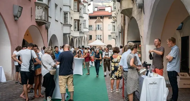 Incontro con il vino: a Bressanone un brindisi sotto i porci con i viticoltori della Valle Isarco
