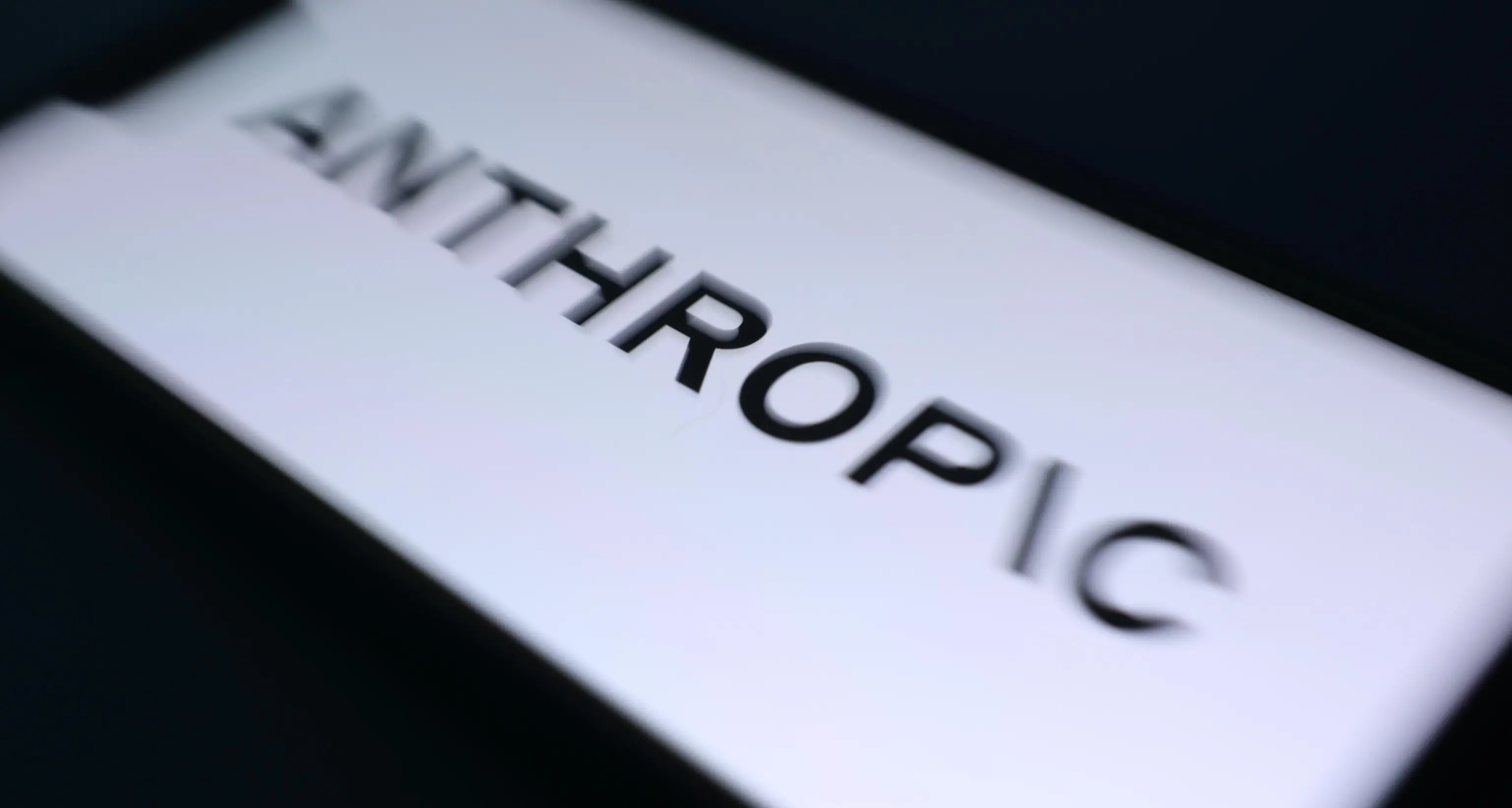 Anthropic: 'Senza misure di sicurezza l'IA potrebbe controllare Internet in 6-12 mesi'
