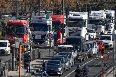 Innalzato a 70 anni il limite di età per guidare camion e autobus