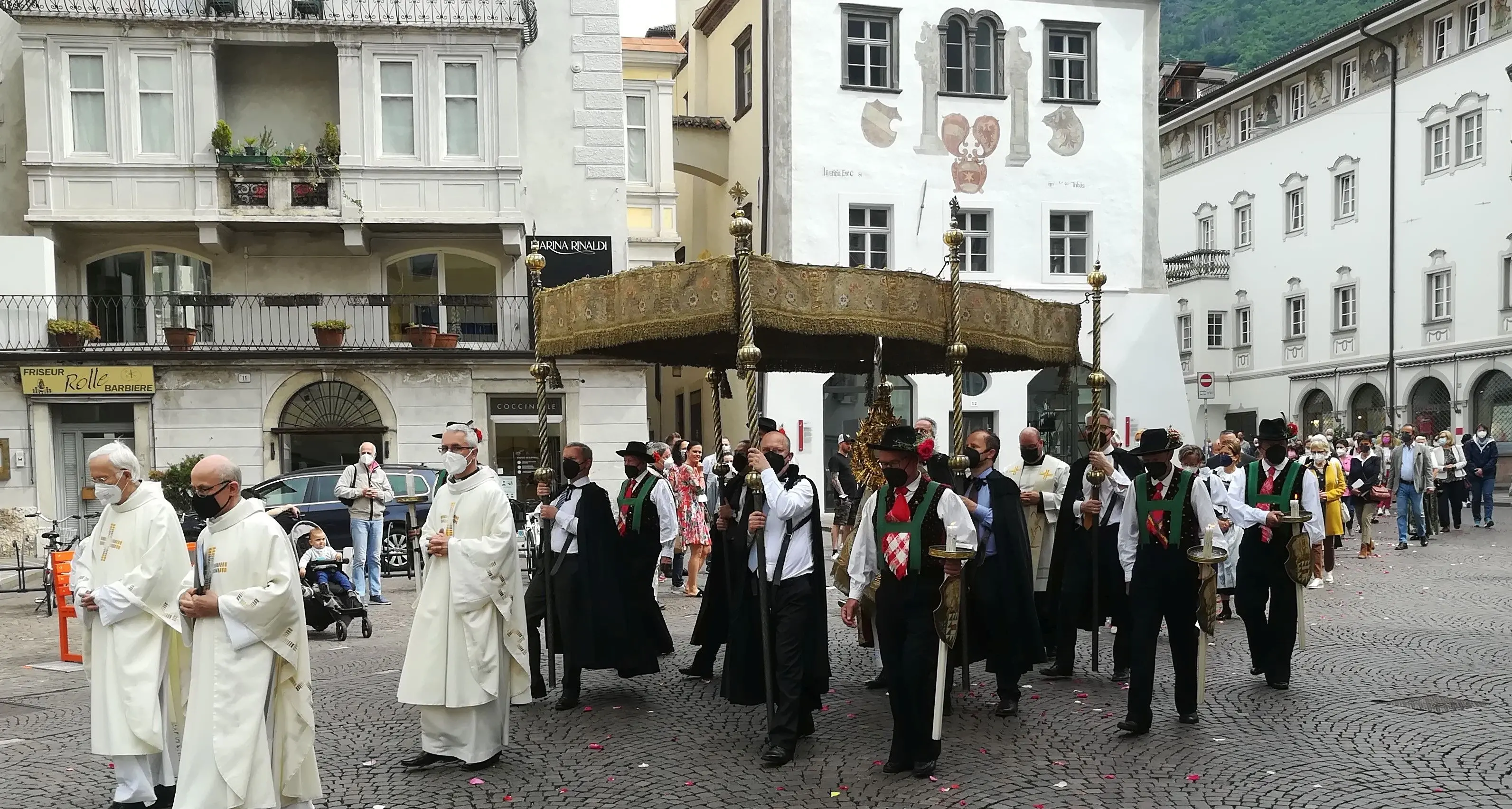 Bolzano verso la normalità: tornano anche le processioni religiose