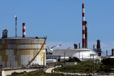 Il petrolio cede più del 3% dopo parole Bessent su possibile accordo Usa-Iran