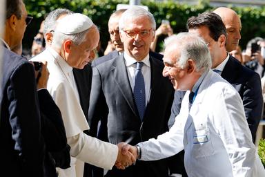 In corso al Policlinico Gemelli l'intervento al Papa
