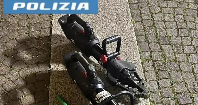 Furti nei supermercati, sgominata la banda: trovato attrezzo rubato a Chienes