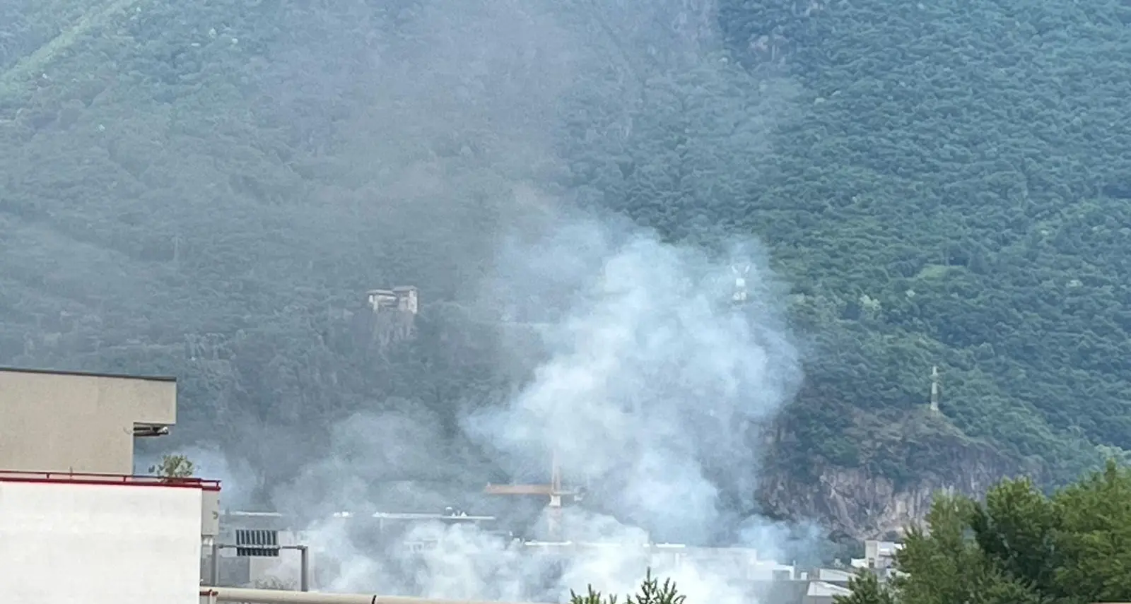 A22, fiamme sotto il cavalcavia