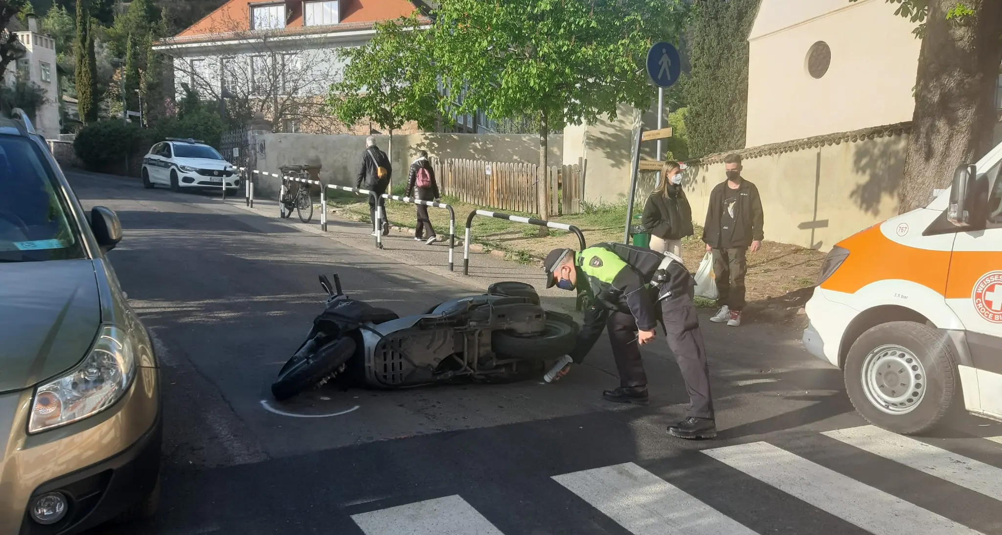 Motociclista perde il controllo e cade a terra: ferito alle gambe