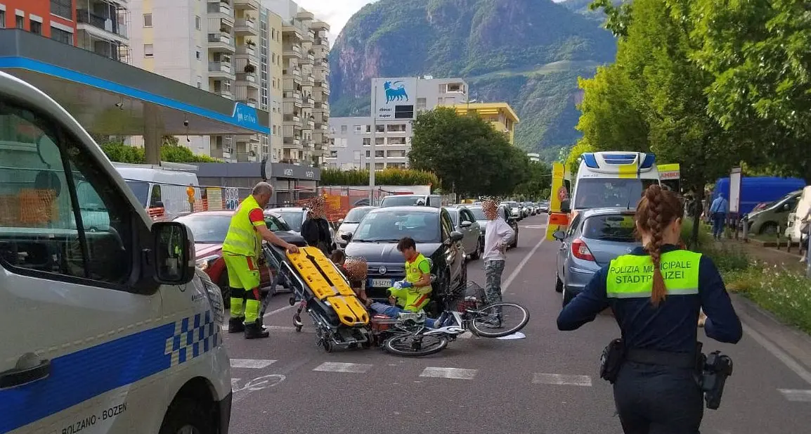 Bolzano, ciclista urtata da un’auto all’incrocio tra via Resia e via Milano