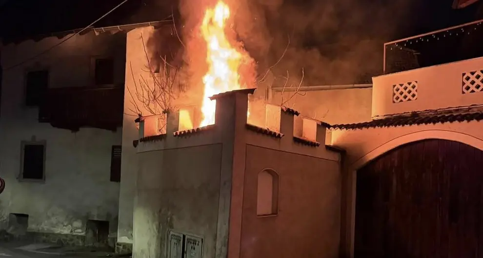 Nalles, rogo fuori da un edificio residenziale: intervento nella notte