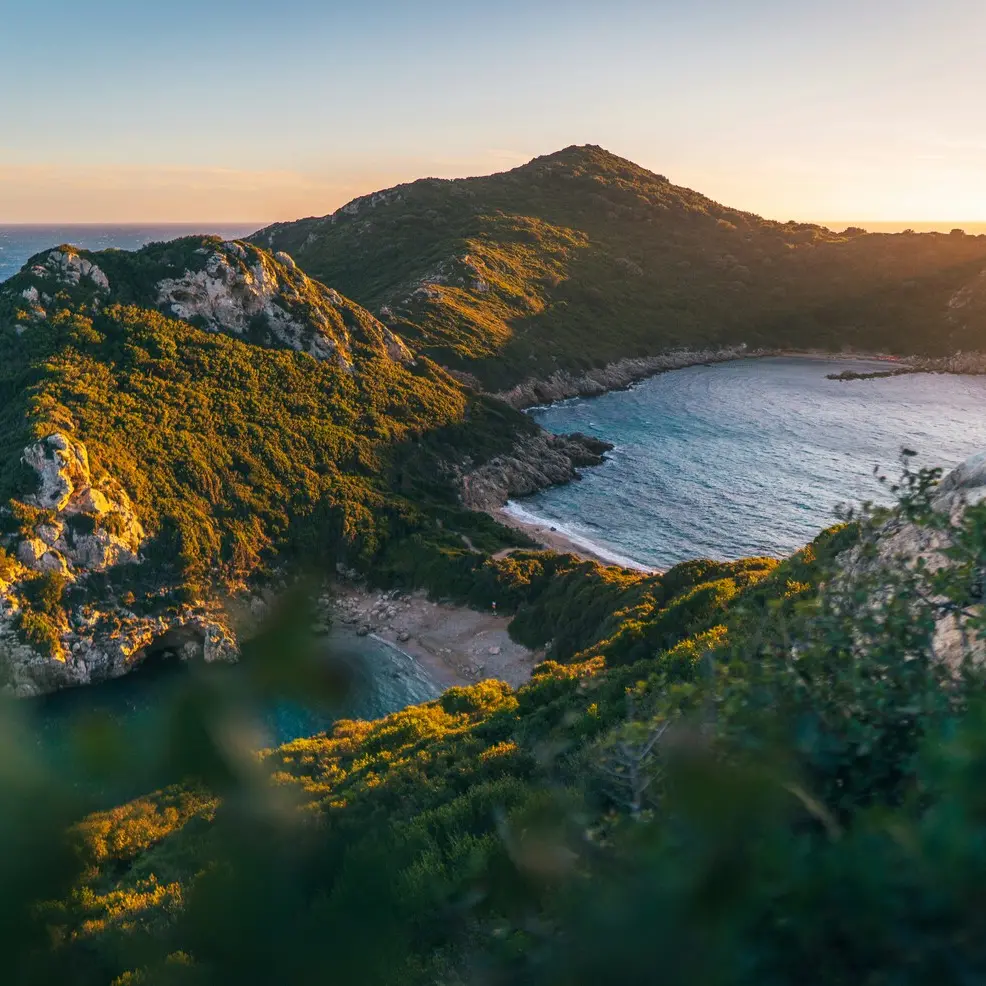 Vola da Bolzano al mare della Grecia con la tua famiglia!