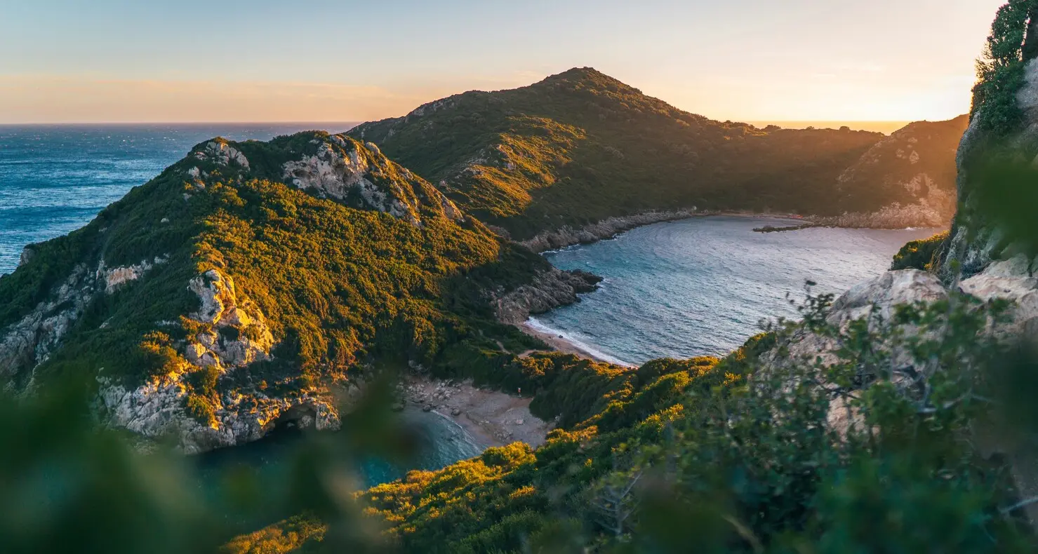 Vola da Bolzano al mare della Grecia con la tua famiglia!
