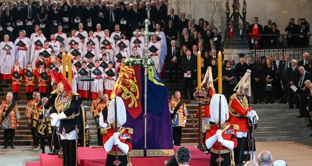 Regina: condoglianze di Macron a Carlo III, \"sarò al funerale\"