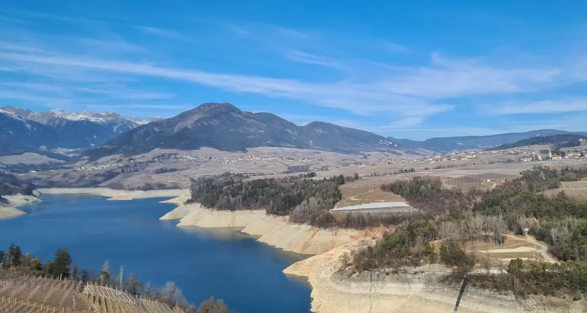 Siccità, Adige sempre più basso, -37% a Bolzano. Nei bacini trentini 125 milioni di litri d’acqua invece di 410