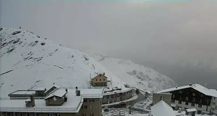 Neve a passo dello Stelvio e minime in calo: Bolzano si è svegliata con 14 gradi